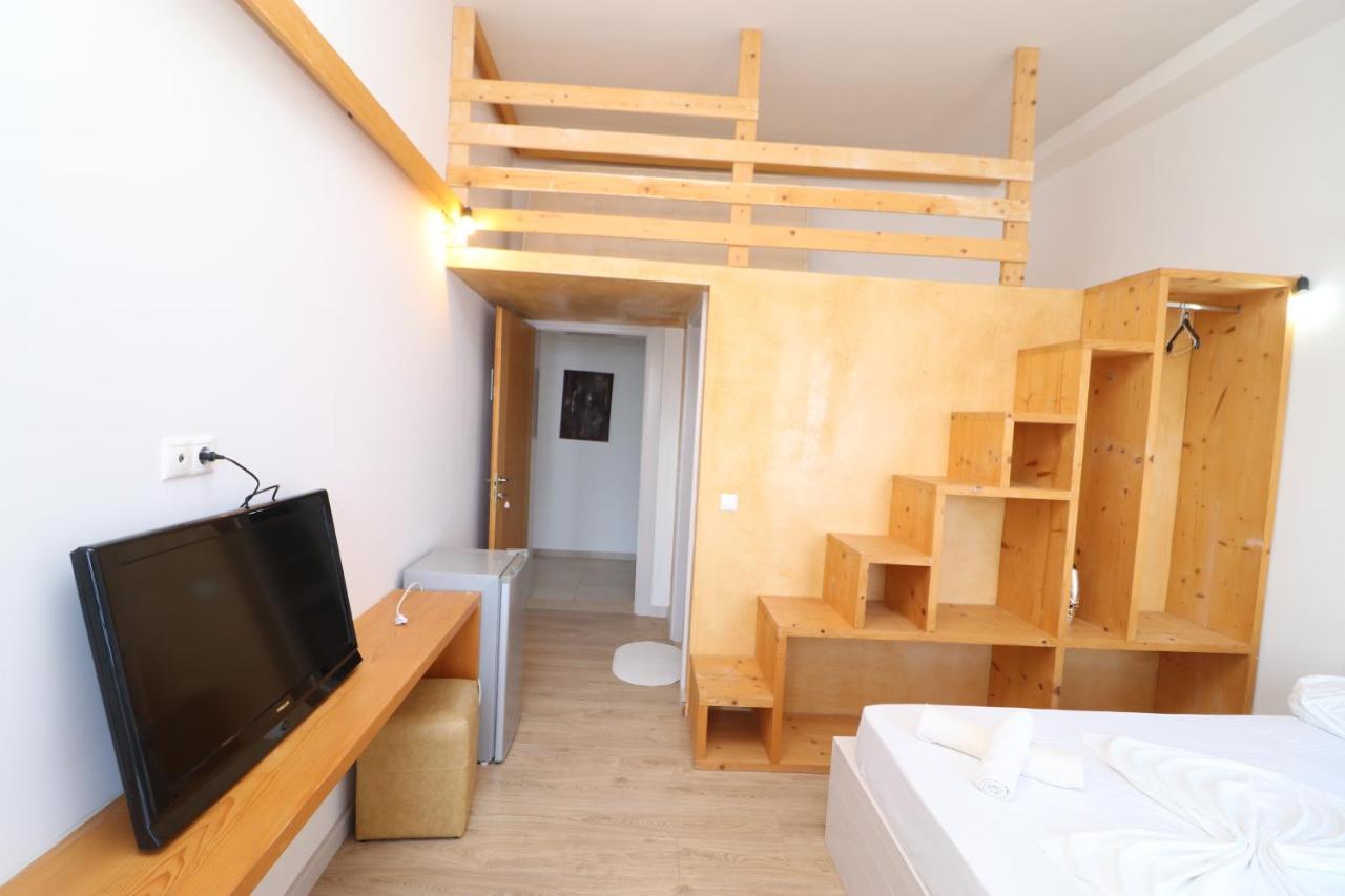 Himara Blue Rooms *